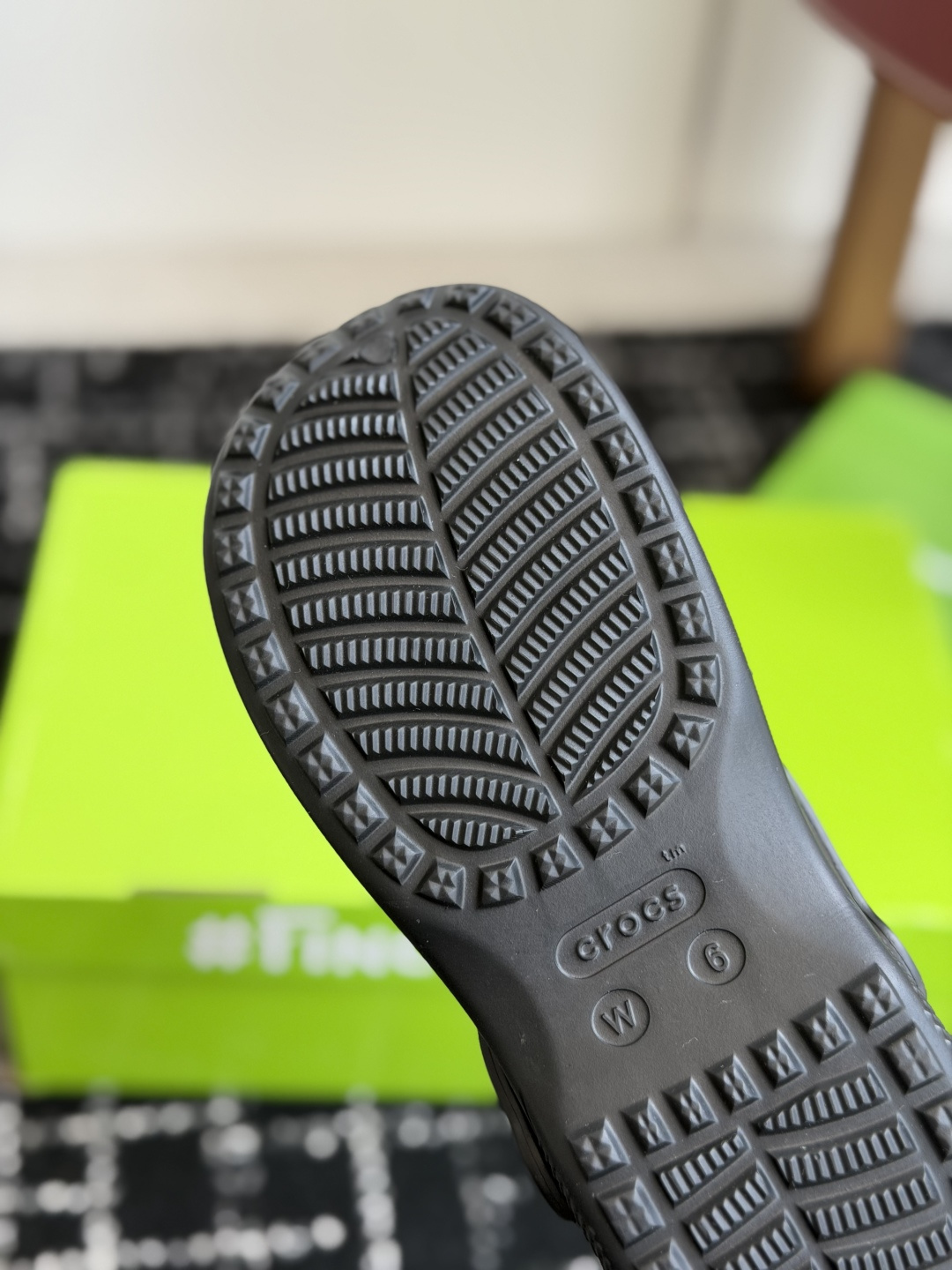代购级Crocs卡骆驰芭蕾鞋女鞋洞洞鞋凉鞋      这双Crocs经典芭蕾洞洞鞋将休闲舒适与优雅设计巧