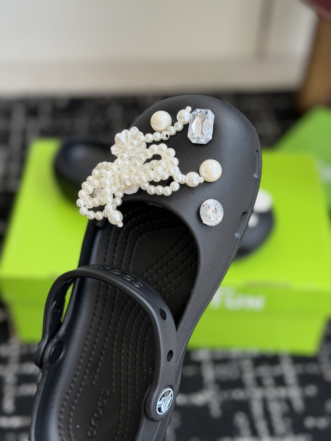 代购级Crocs卡骆驰芭蕾鞋女鞋洞洞鞋凉鞋      这双Crocs经典芭蕾洞洞鞋将休闲舒适与优雅设计巧