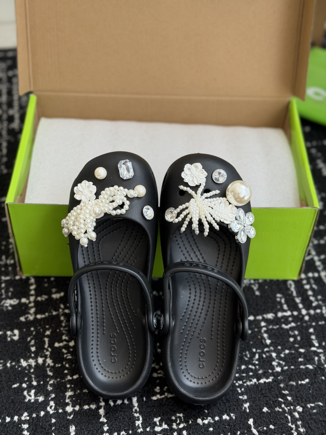 代购级Crocs卡骆驰芭蕾鞋女鞋洞洞鞋凉鞋      这双Crocs经典芭蕾洞洞鞋将休闲舒适与优雅设计巧