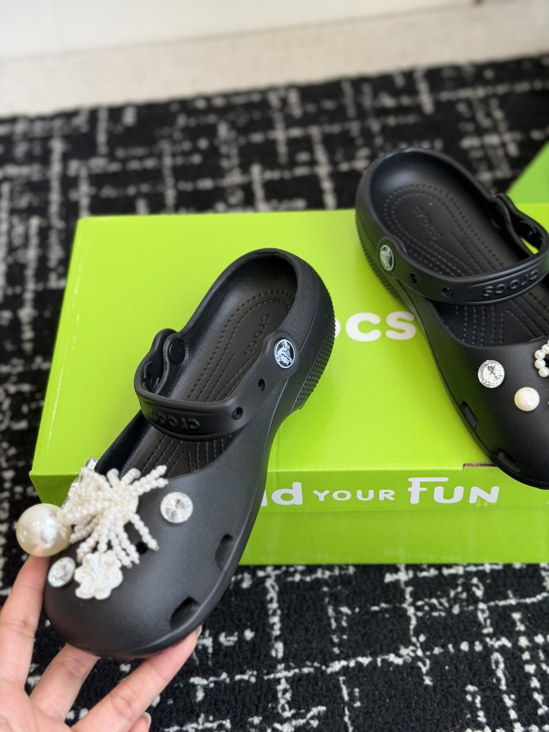 代购级Crocs卡骆驰芭蕾鞋女鞋洞洞鞋凉鞋      这双Crocs经典芭蕾洞洞鞋将休闲舒适与优雅设计巧