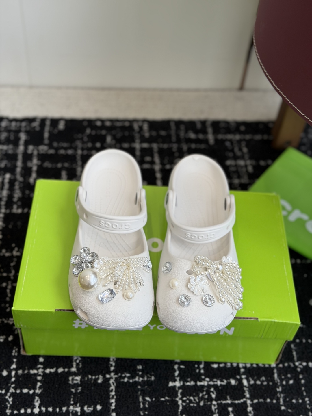 代购级Crocs卡骆驰芭蕾鞋女鞋洞洞鞋凉鞋      这双Crocs经典芭蕾洞洞鞋将休闲舒适与优雅设计巧