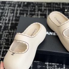 代购级Chanel26ss 爆款设计厚底凉鞋爆真的是很耐看越看越喜欢!矮个子宝宝的福音直接拉长身材比例! 代购级Chanel26ss 爆款设计厚底凉鞋爆真的是很耐看越看越喜欢!矮个子宝宝的福音直接拉长身材比例!