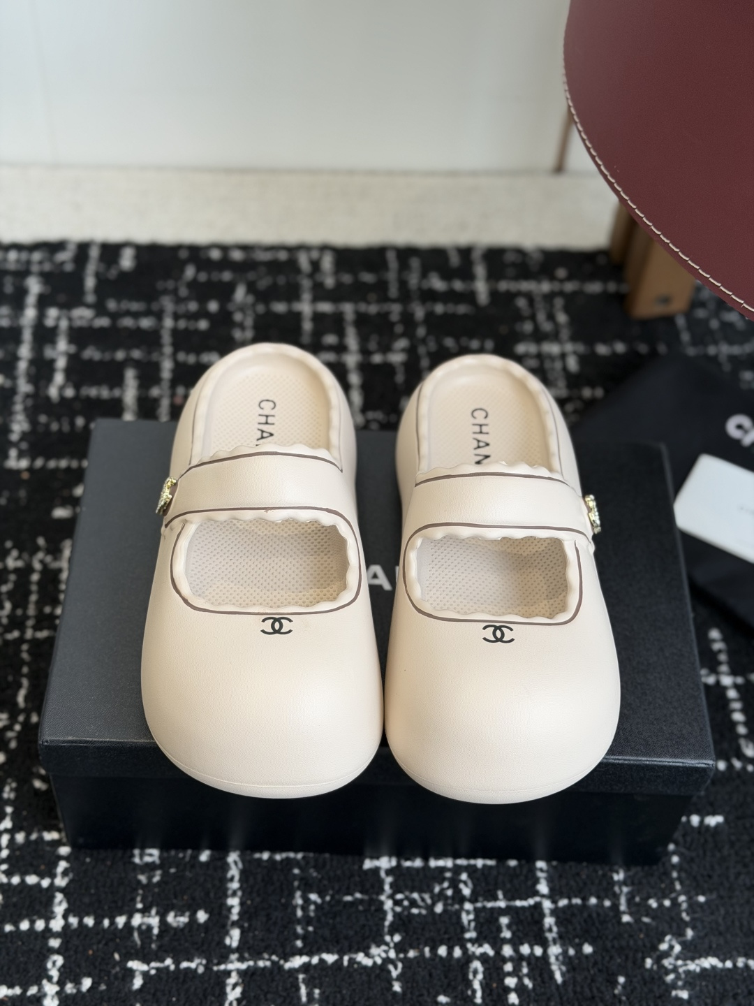 代购级Chanel26ss 爆款设计厚底凉鞋爆真的是很耐看越看越喜欢！矮个子宝宝的福音直接拉长身材比例！