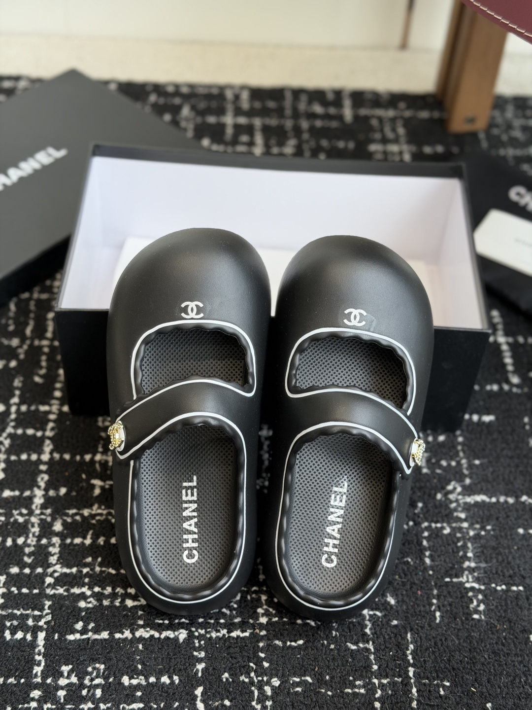 代购级Chanel26ss 爆款设计厚底凉鞋爆真的是很耐看越看越喜欢！矮个子宝宝的福音直接拉长身材比例！