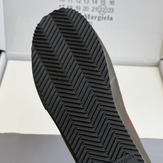代购级MaisonMargiela MM6 马吉拉 做旧厚底 德训鞋 休闲 运动鞋这一款德国训练鞋延续 代购级MaisonMargiela MM6 马吉拉 做旧厚底 德训鞋 休闲 运动鞋这一款德国训练鞋延续