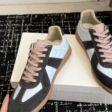 代购级MaisonMargiela MM6 马吉拉 26新色 情侣款 德训鞋 休闲 运动鞋原版购入开发 代购级MaisonMargiela MM6 马吉拉 26新色 情侣款 德训鞋 休闲 运动鞋原版购入开发