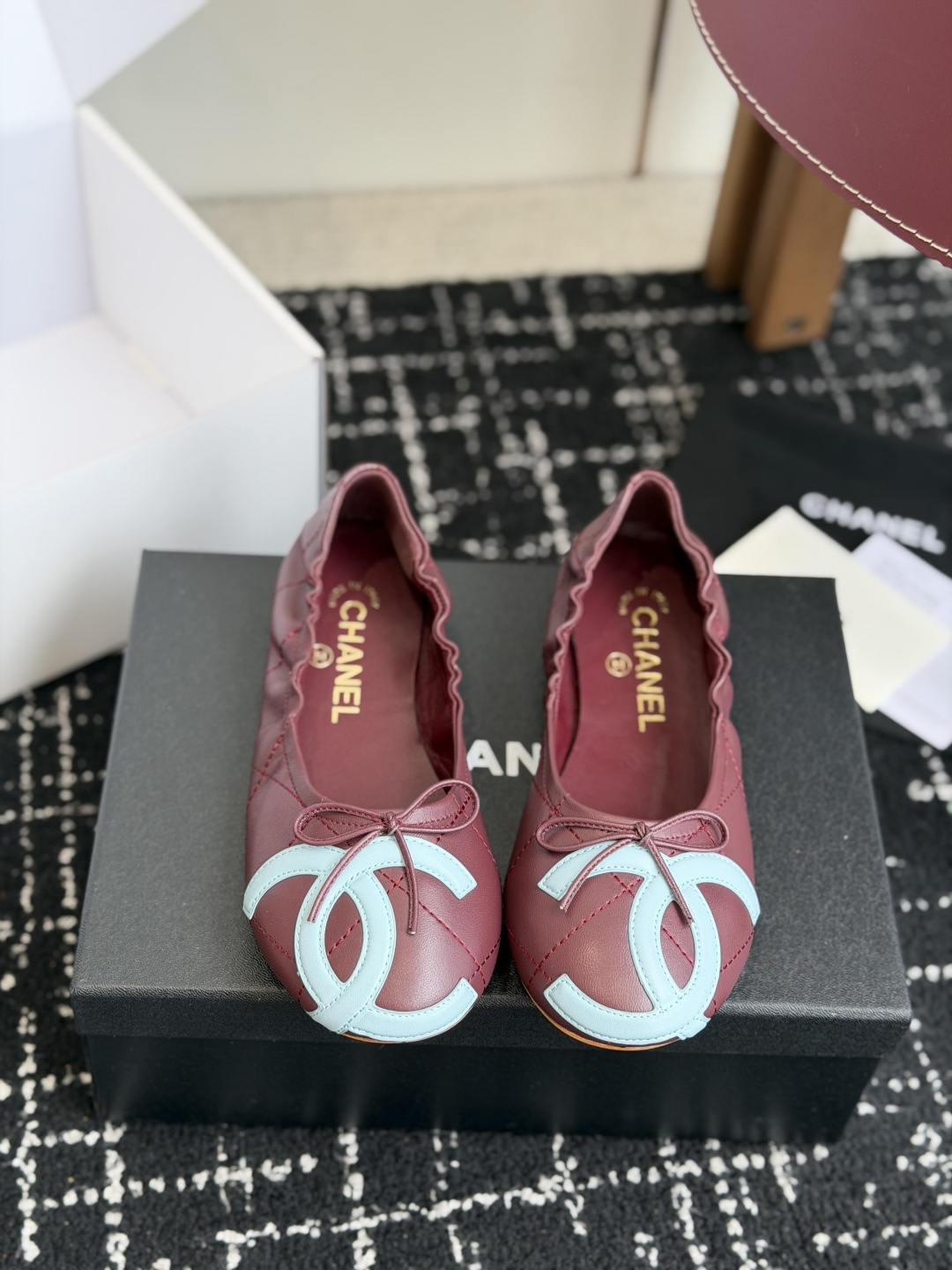 代购级Chanel 26ss 春夏系列芭蕾舞鞋复古款来袭非常火的大双C设计手工车线非常耗时耗力面料：进口