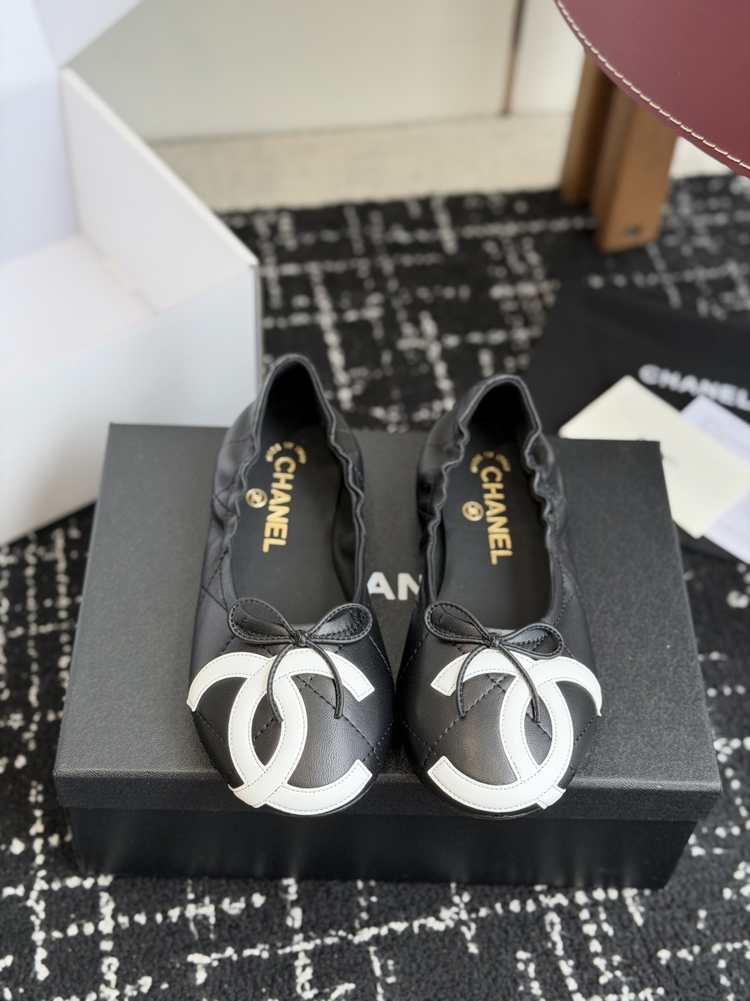 代购级Chanel 26ss 春夏系列芭蕾舞鞋复古款来袭非常火的大双C设计手工车线非常耗时耗力面料：进口