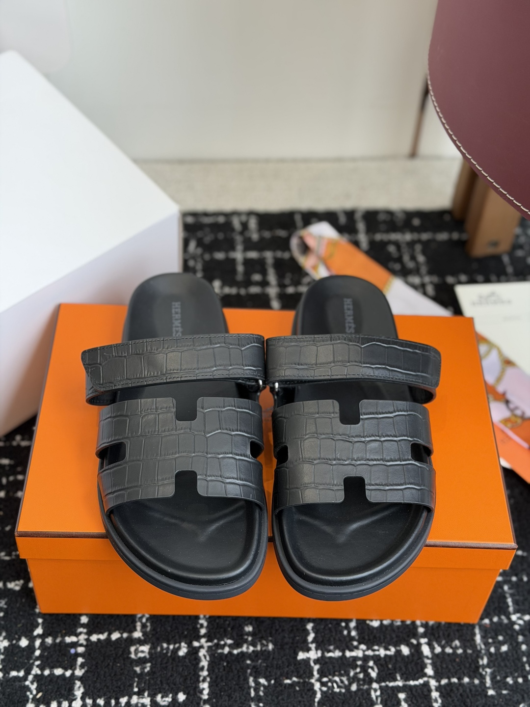 东莞代购级(情侣款）HERMES 爱马仕二舅拖 Chypre这双查帕斯粉拼军绿的拖鞋在专柜是需要靠抢的，