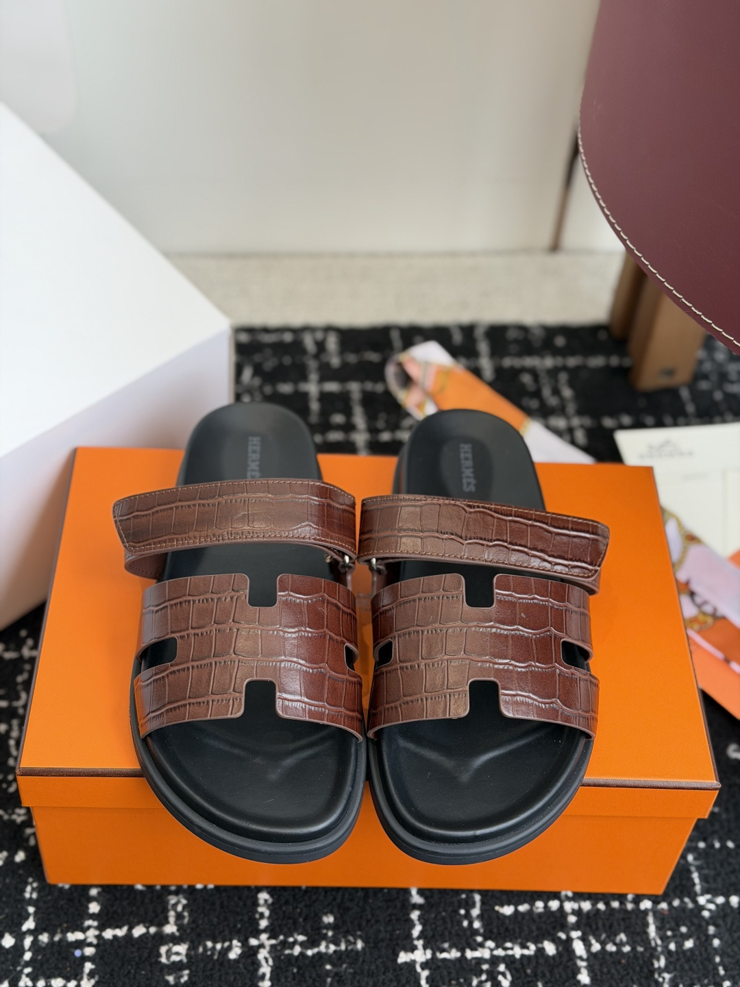 东莞代购级(情侣款）HERMES 爱马仕二舅拖 Chypre这双查帕斯粉拼军绿的拖鞋在专柜是需要靠抢的，