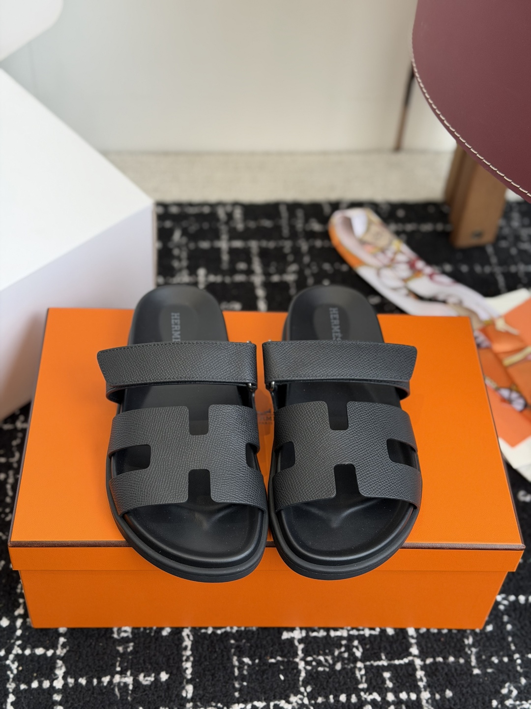 东莞代购级(情侣款）HERMES 爱马仕二舅拖 Chypre这双查帕斯粉拼军绿的拖鞋在专柜是需要靠抢的，