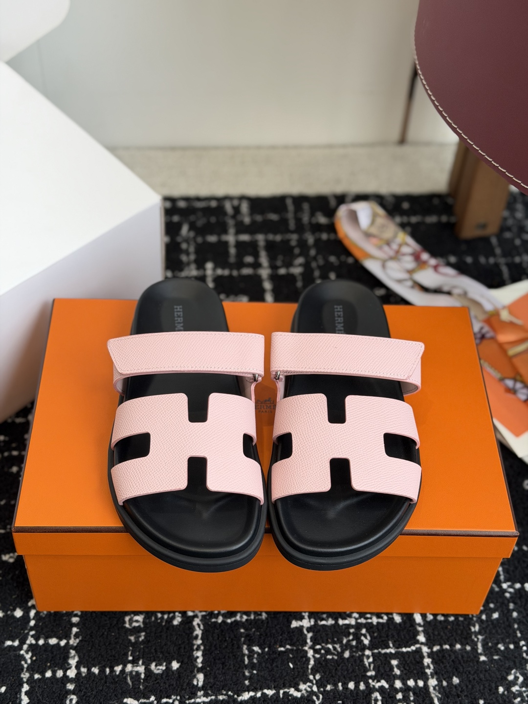 东莞代购级(情侣款）HERMES 爱马仕二舅拖 Chypre这双查帕斯粉拼军绿的拖鞋在专柜是需要靠抢的，