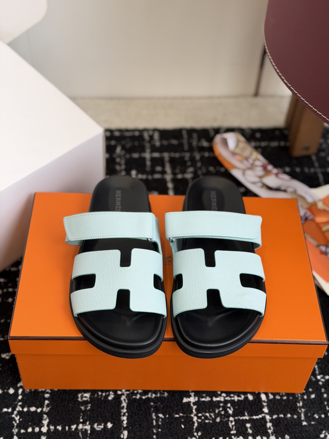 东莞代购级(情侣款）HERMES 爱马仕二舅拖 Chypre这双查帕斯粉拼军绿的拖鞋在专柜是需要靠抢的，