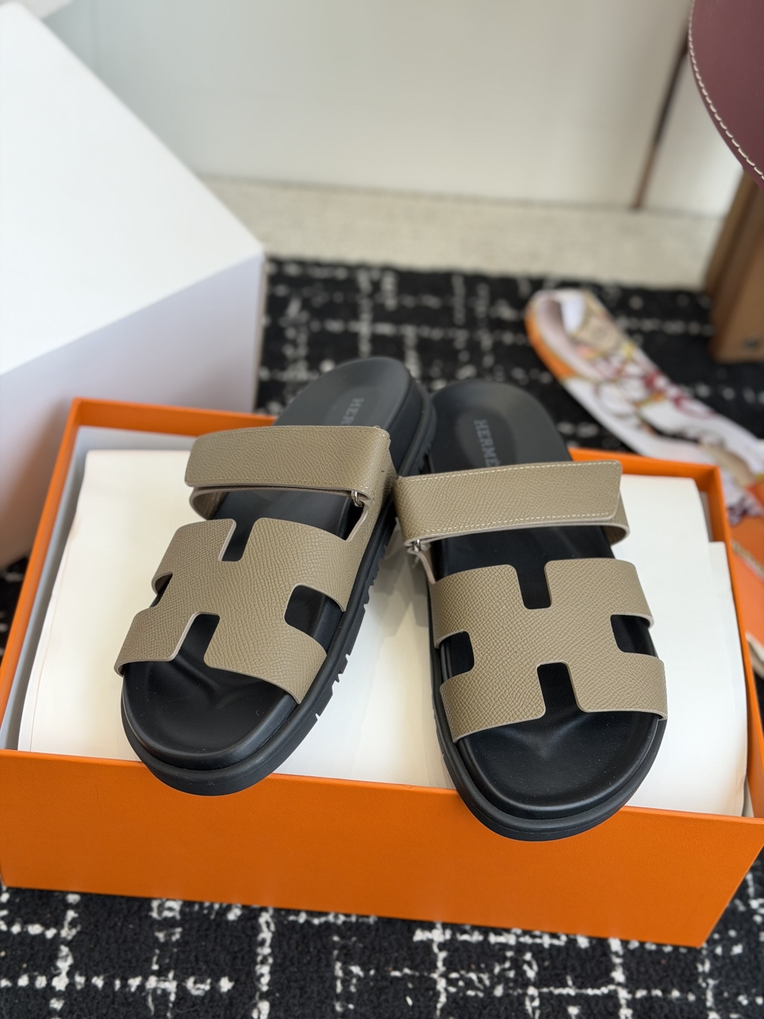 东莞代购级(情侣款)HERMES 爱马仕二舅拖 Chypre这双查帕斯粉拼军绿的拖鞋在专柜是需要靠抢的, 东莞代购级(情侣款)HERMES 爱马仕二舅拖 Chypre这双查帕斯粉拼军绿的拖鞋在专柜是需要靠抢的,