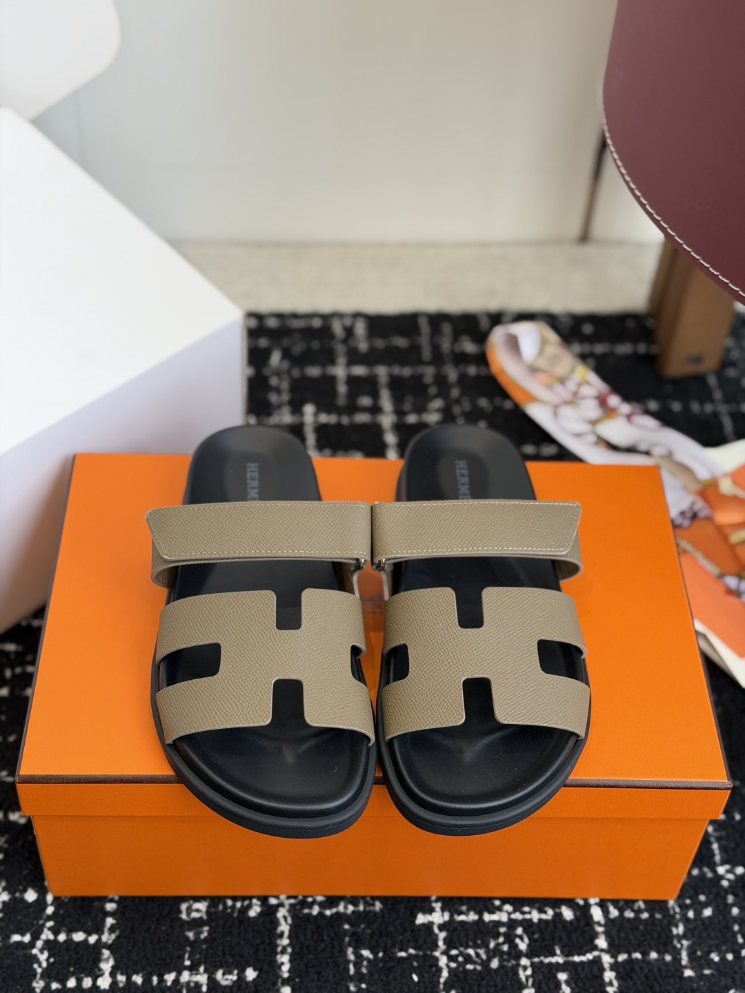 东莞代购级(情侣款）HERMES 爱马仕二舅拖 Chypre这双查帕斯粉拼军绿的拖鞋在专柜是需要靠抢的，