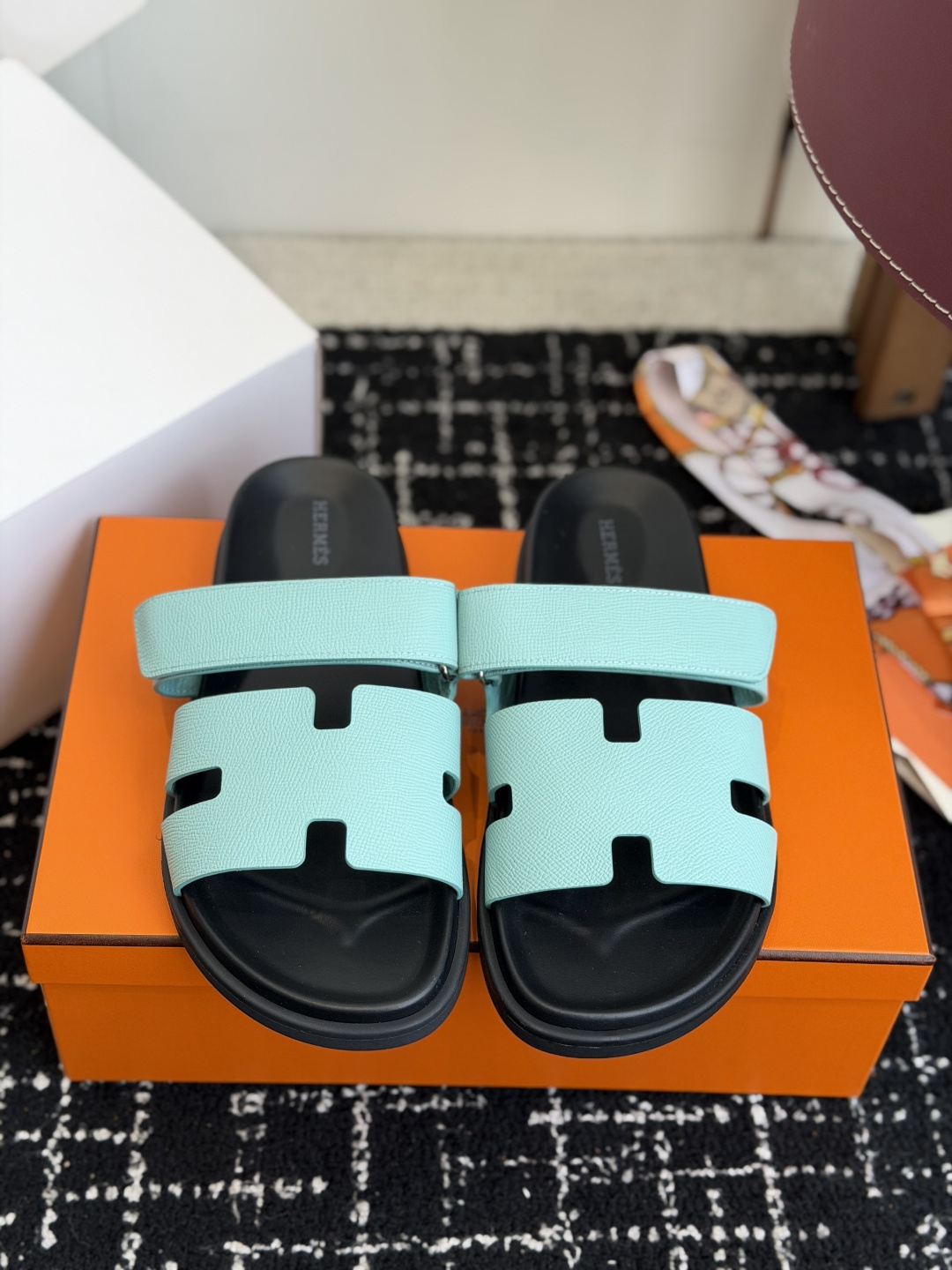 东莞代购级(情侣款）HERMES 爱马仕二舅拖 Chypre这双查帕斯粉拼军绿的拖鞋在专柜是需要靠抢的，