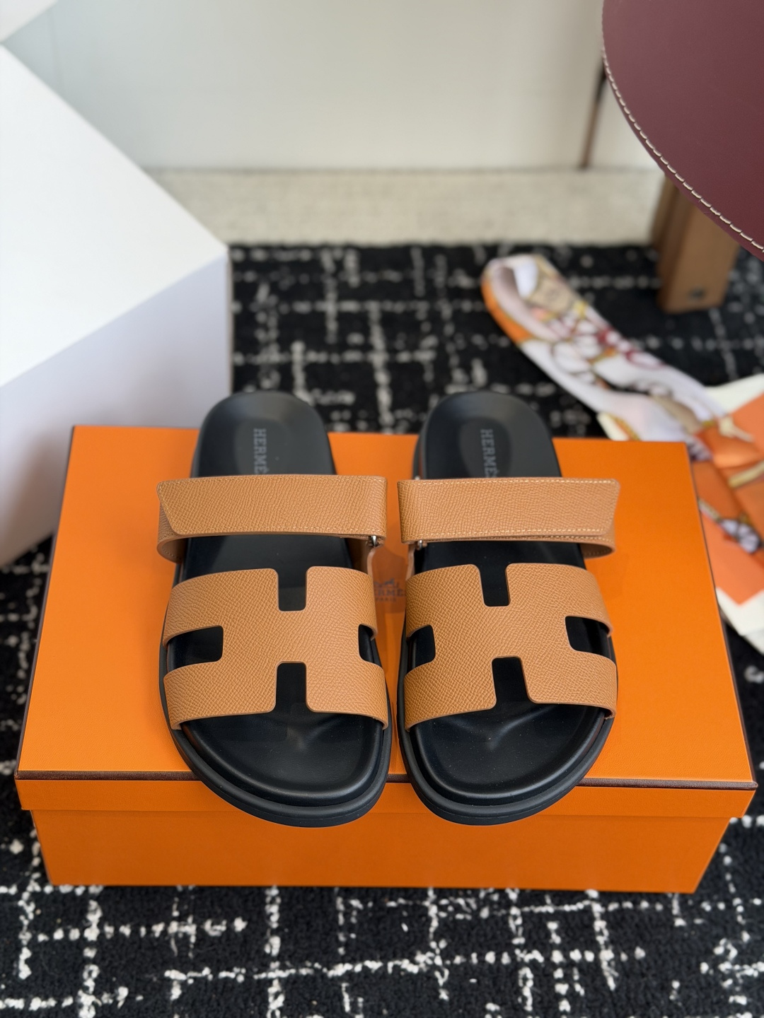 东莞代购级(情侣款）HERMES 爱马仕二舅拖 Chypre这双查帕斯粉拼军绿的拖鞋在专柜是需要靠抢的，