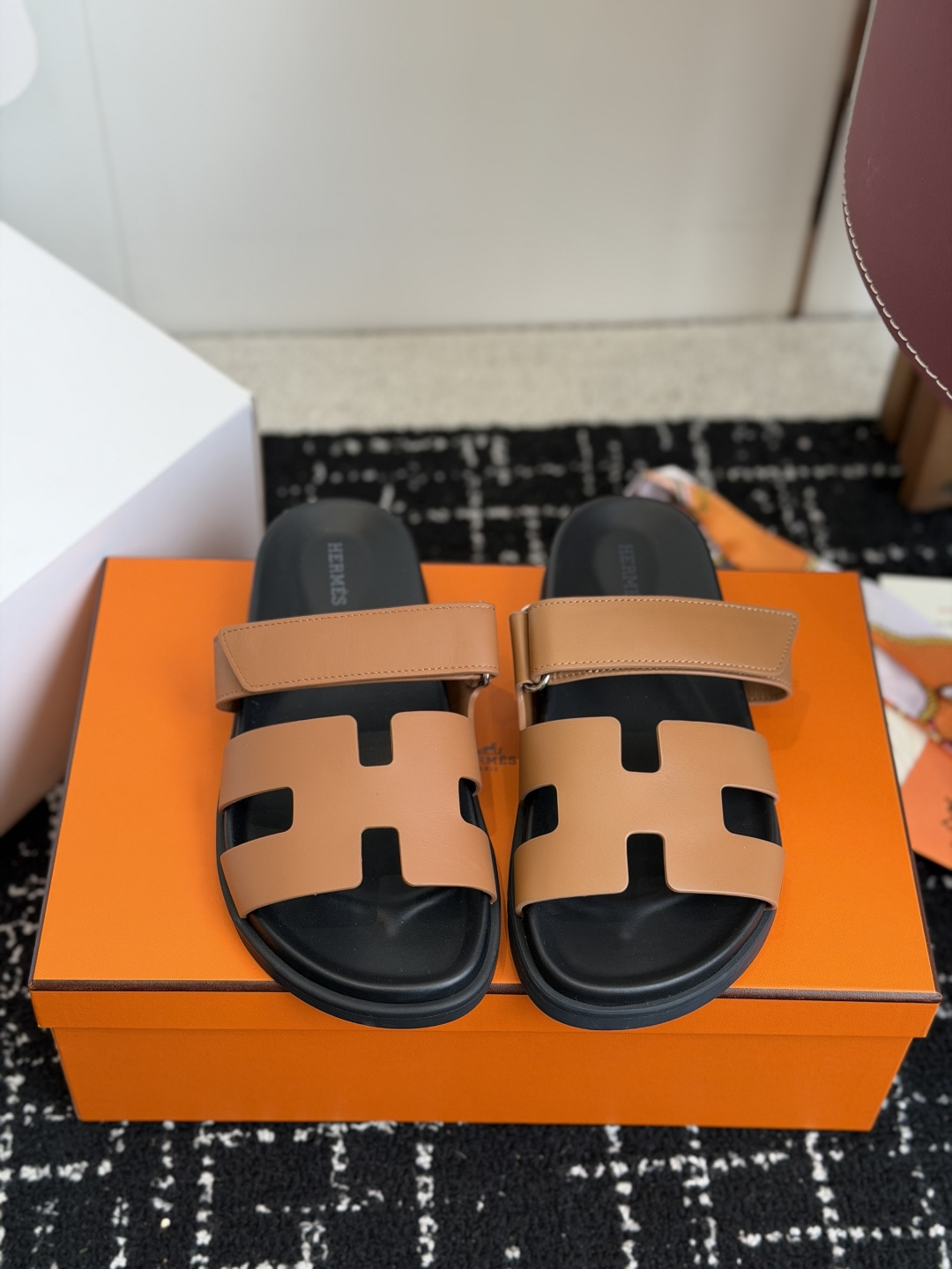 东莞代购级(情侣款）HERMES 爱马仕二舅拖 Chypre这双查帕斯粉拼军绿的拖鞋在专柜是需要靠抢的，