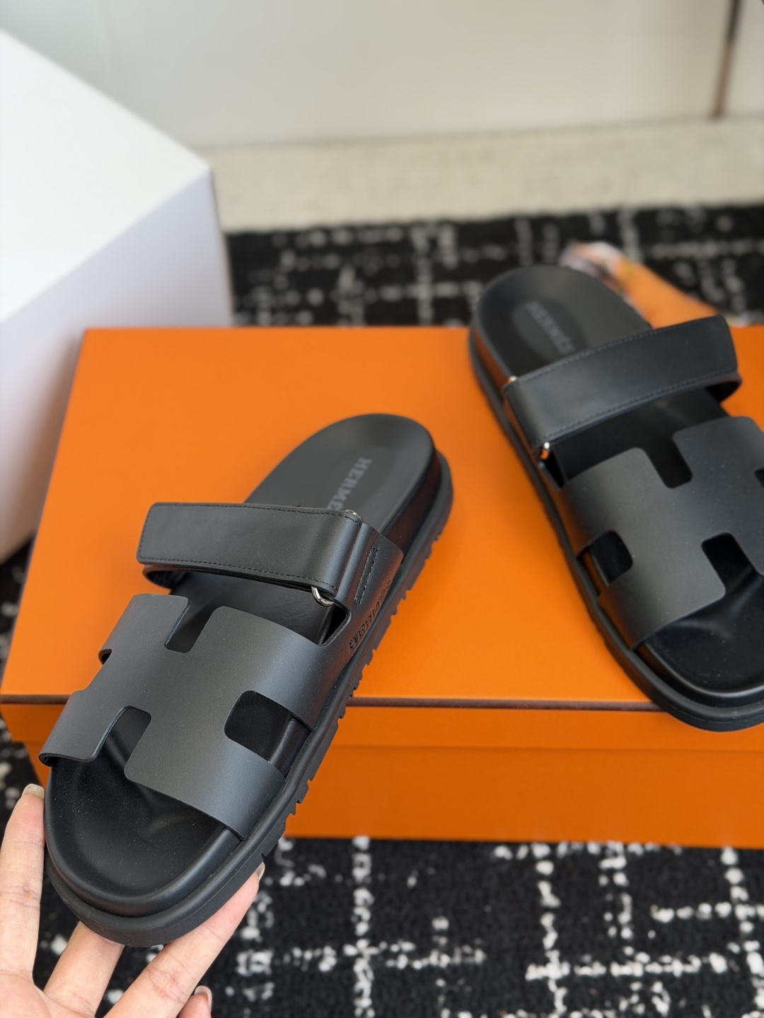 东莞代购级(情侣款)HERMES 爱马仕二舅拖 Chypre这双查帕斯粉拼军绿的拖鞋在专柜是需要靠抢的, 东莞代购级(情侣款)HERMES 爱马仕二舅拖 Chypre这双查帕斯粉拼军绿的拖鞋在专柜是需要靠抢的,