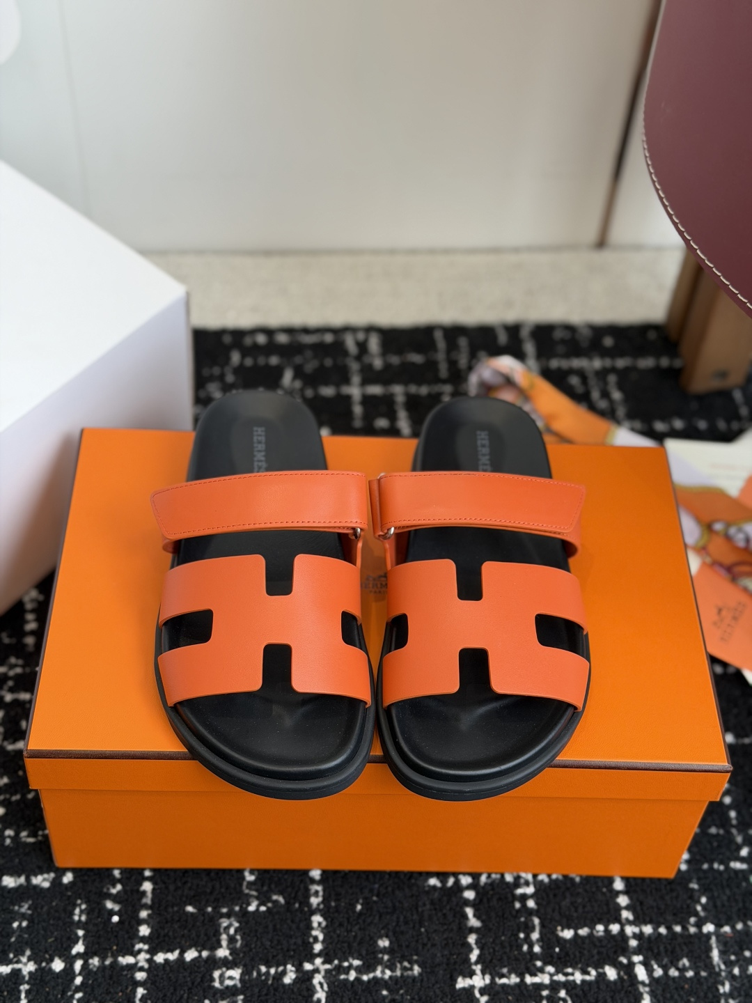 东莞代购级(情侣款）HERMES 爱马仕二舅拖 Chypre这双查帕斯粉拼军绿的拖鞋在专柜是需要靠抢的，