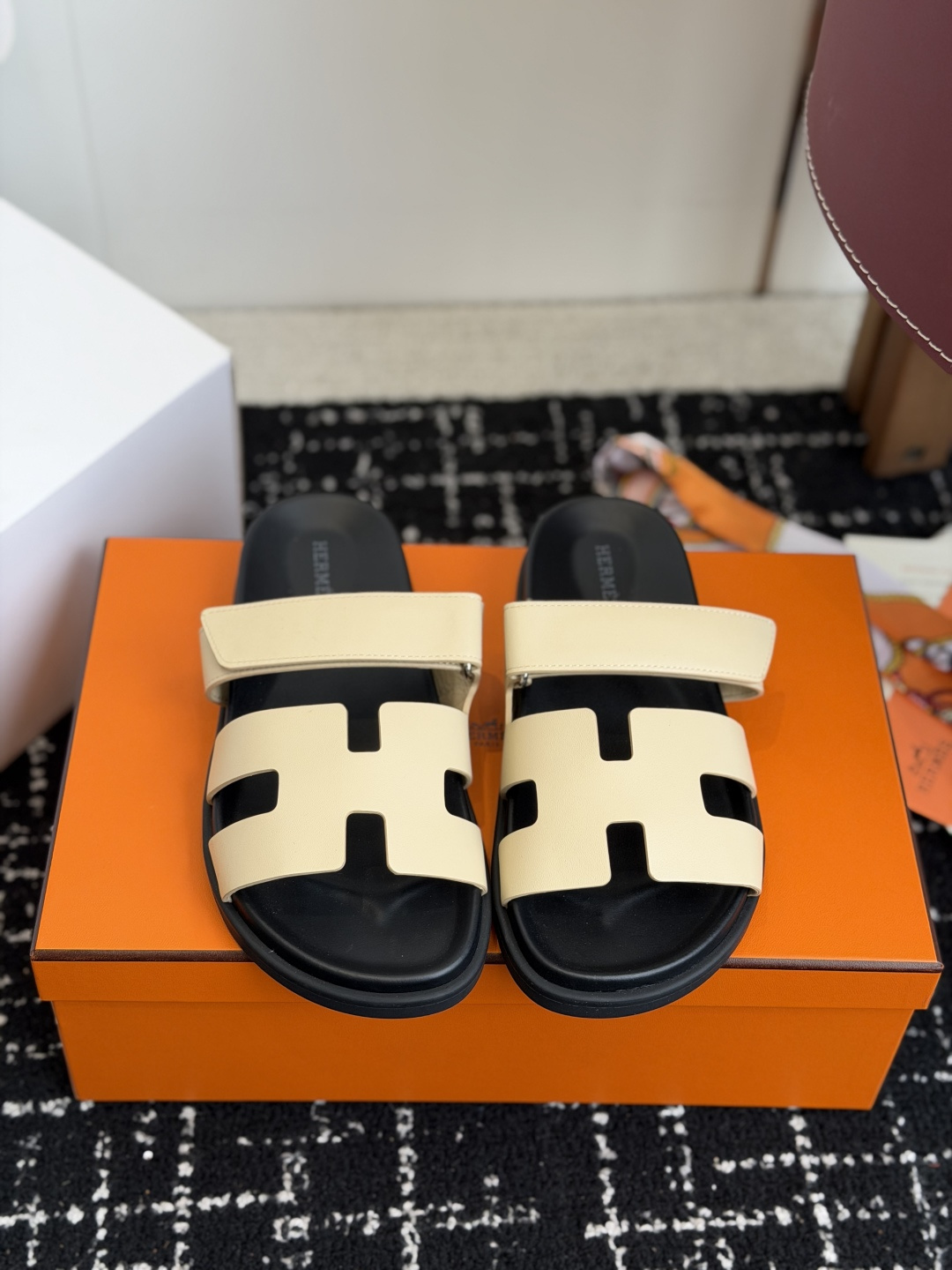 东莞代购级(情侣款）HERMES 爱马仕二舅拖 Chypre这双查帕斯粉拼军绿的拖鞋在专柜是需要靠抢的，