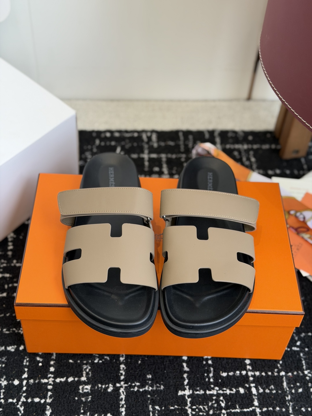 东莞代购级(情侣款）HERMES 爱马仕二舅拖 Chypre这双查帕斯粉拼军绿的拖鞋在专柜是需要靠抢的，