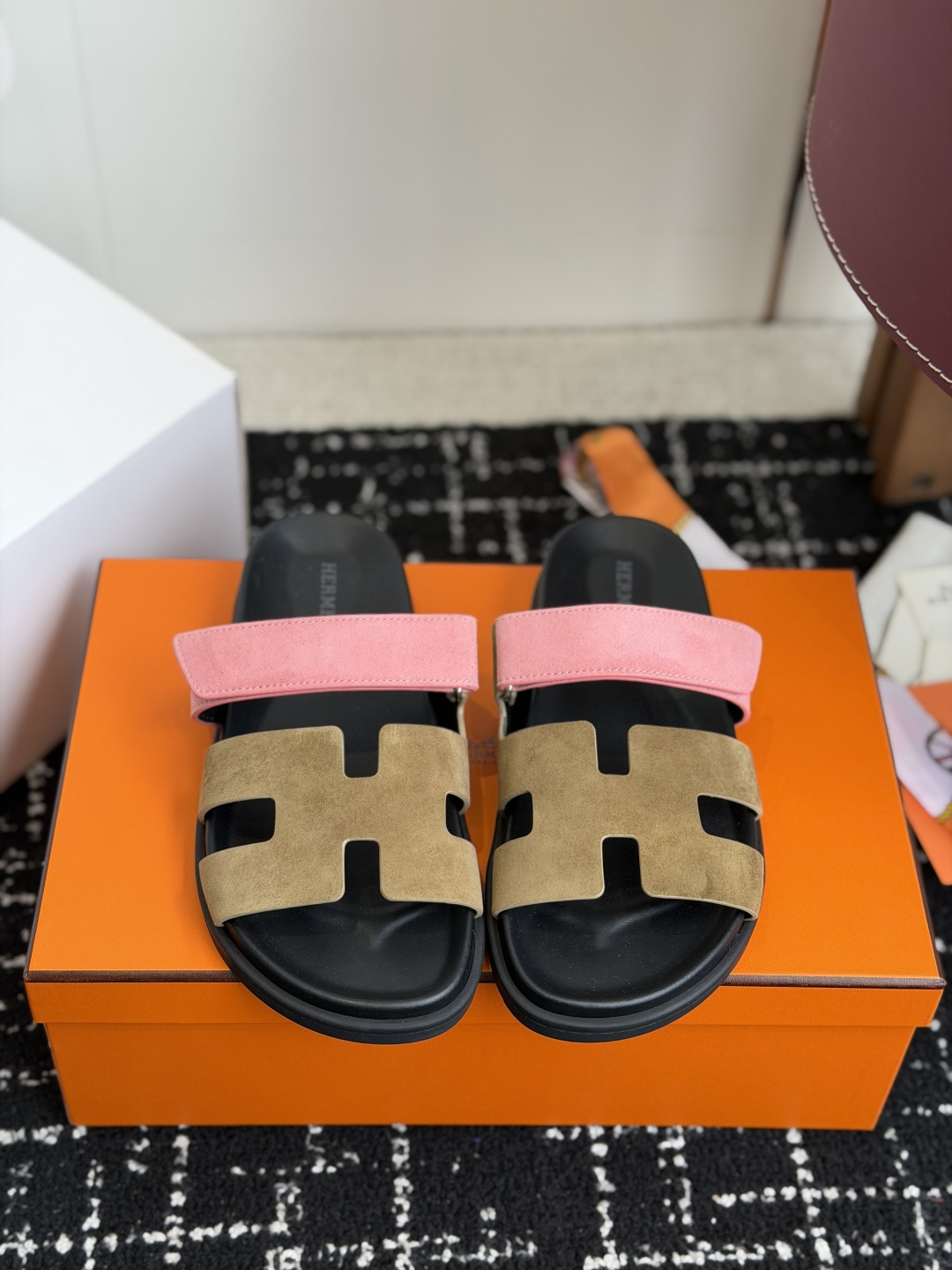 东莞代购级(情侣款）HERMES 爱马仕二舅拖 Chypre这双查帕斯粉拼军绿的拖鞋在专柜是需要靠抢的，