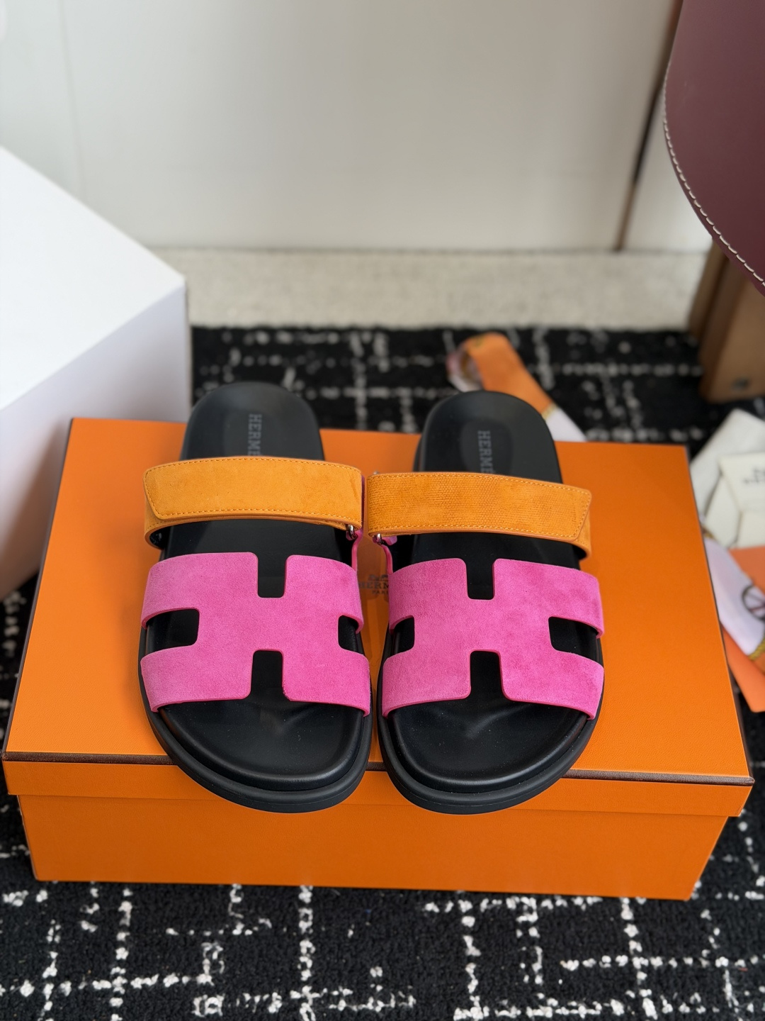 东莞代购级(情侣款）HERMES 爱马仕二舅拖 Chypre这双查帕斯粉拼军绿的拖鞋在专柜是需要靠抢的，