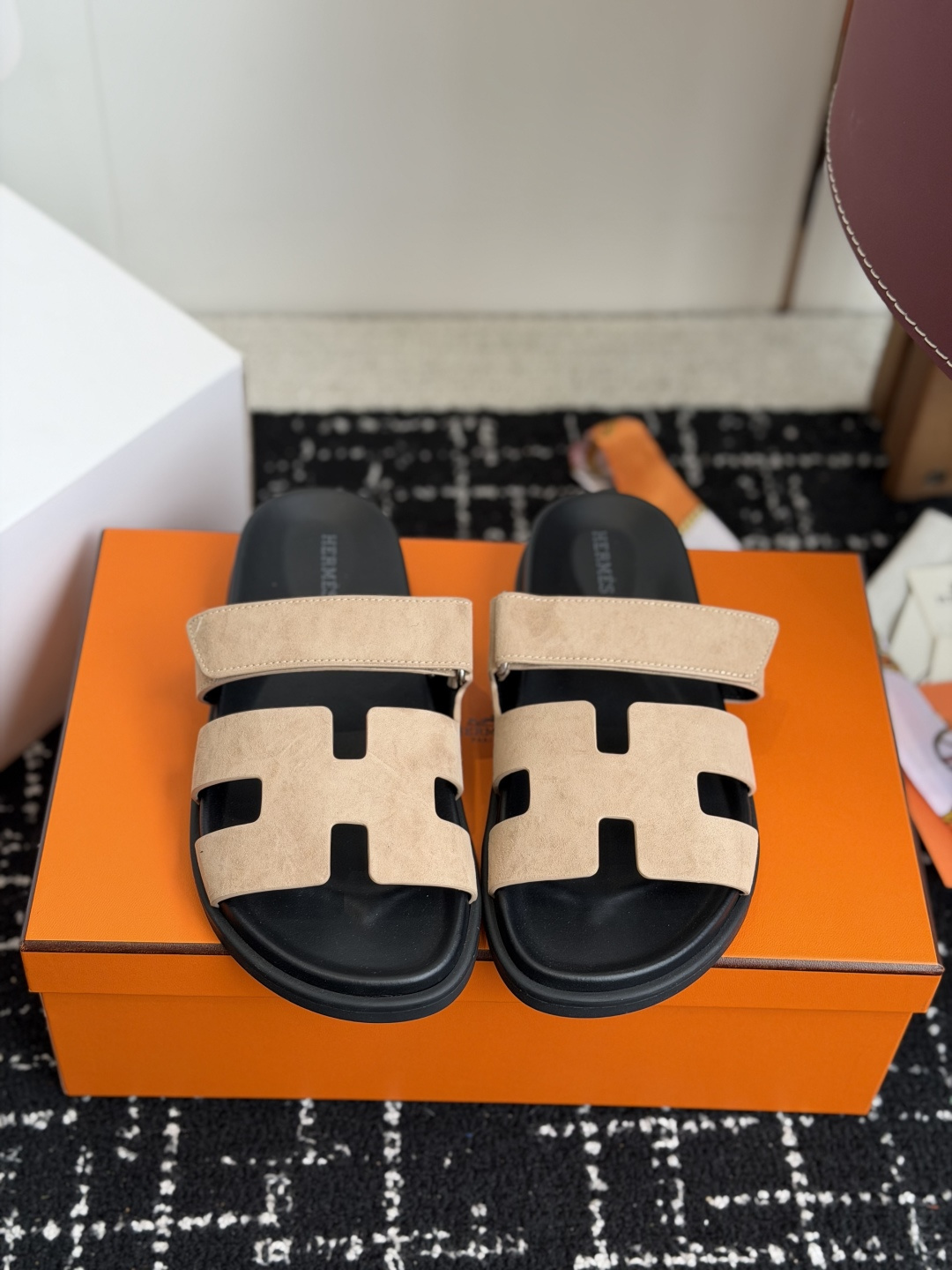 东莞代购级(情侣款）HERMES 爱马仕二舅拖 Chypre这双查帕斯粉拼军绿的拖鞋在专柜是需要靠抢的，