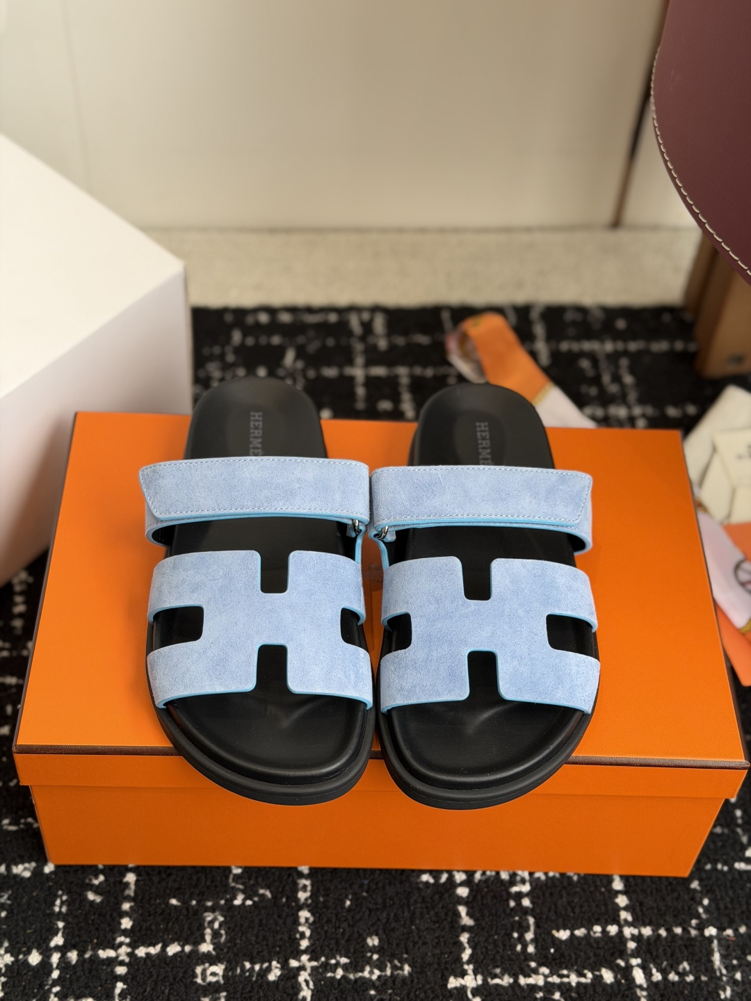 东莞代购级(情侣款）HERMES 爱马仕二舅拖 Chypre这双查帕斯粉拼军绿的拖鞋在专柜是需要靠抢的，