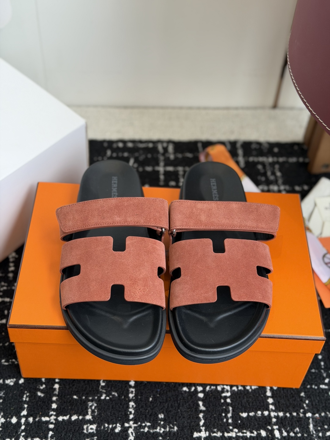 东莞代购级(情侣款）HERMES 爱马仕二舅拖 Chypre这双查帕斯粉拼军绿的拖鞋在专柜是需要靠抢的，