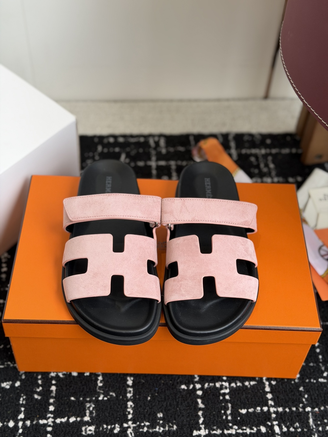 东莞代购级(情侣款）HERMES 爱马仕二舅拖 Chypre这双查帕斯粉拼军绿的拖鞋在专柜是需要靠抢的，