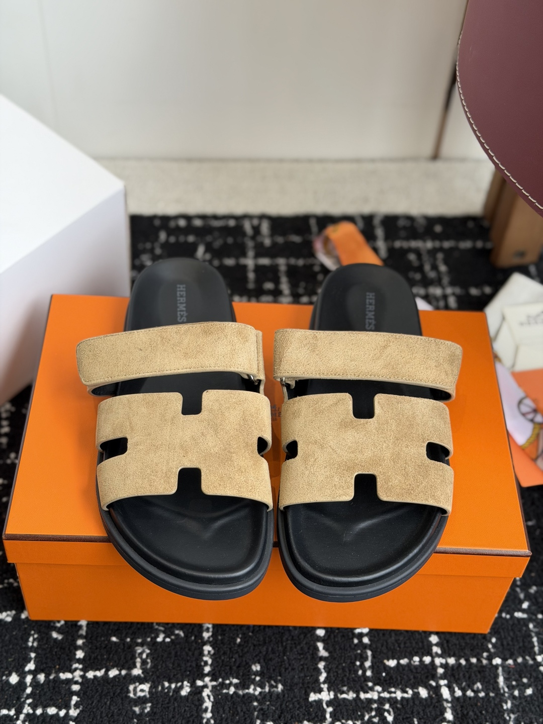 东莞代购级(情侣款）HERMES 爱马仕二舅拖 Chypre这双查帕斯粉拼军绿的拖鞋在专柜是需要靠抢的，
