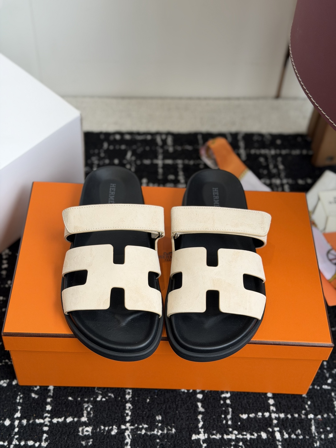 东莞代购级(情侣款）HERMES 爱马仕二舅拖 Chypre这双查帕斯粉拼军绿的拖鞋在专柜是需要靠抢的，