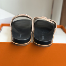 东莞代购级(情侣款)HERMES 爱马仕H拖 Chypre这双经典饰扣拖鞋在专柜是需要靠抢的,特别好搭! 东莞代购级(情侣款)HERMES 爱马仕H拖 Chypre这双经典饰扣拖鞋在专柜是需要靠抢的,特别好搭!