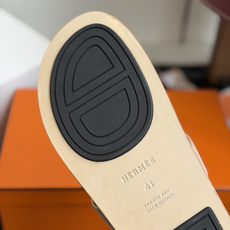 东莞代购级(情侣款)HERMES 爱马仕H拖 Chypre这双经典饰扣拖鞋在专柜是需要靠抢的,特别好搭! 东莞代购级(情侣款)HERMES 爱马仕H拖 Chypre这双经典饰扣拖鞋在专柜是需要靠抢的,特别好搭!