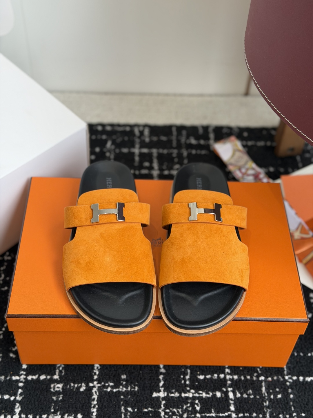 东莞代购级(情侣款）HERMES 爱马仕H拖 Chypre这双经典饰扣拖鞋在专柜是需要靠抢的，特别好搭！