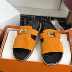 东莞代购级(情侣款)HERMES 爱马仕H拖 Chypre这双经典饰扣拖鞋在专柜是需要靠抢的,特别好搭! 东莞代购级(情侣款)HERMES 爱马仕H拖 Chypre这双经典饰扣拖鞋在专柜是需要靠抢的,特别好搭!