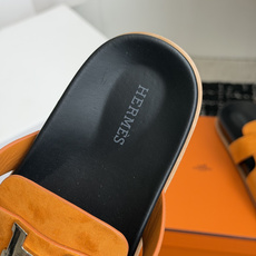 东莞代购级(情侣款)HERMES 爱马仕H拖 Chypre这双经典饰扣拖鞋在专柜是需要靠抢的,特别好搭! 东莞代购级(情侣款)HERMES 爱马仕H拖 Chypre这双经典饰扣拖鞋在专柜是需要靠抢的,特别好搭!