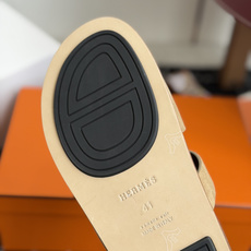 东莞代购级(情侣款)HERMES 爱马仕H拖 Chypre这双经典饰扣拖鞋在专柜是需要靠抢的,特别好搭! 东莞代购级(情侣款)HERMES 爱马仕H拖 Chypre这双经典饰扣拖鞋在专柜是需要靠抢的,特别好搭!