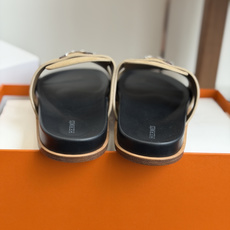 东莞代购级(情侣款)HERMES 爱马仕H拖 Chypre这双经典饰扣拖鞋在专柜是需要靠抢的,特别好搭! 东莞代购级(情侣款)HERMES 爱马仕H拖 Chypre这双经典饰扣拖鞋在专柜是需要靠抢的,特别好搭!