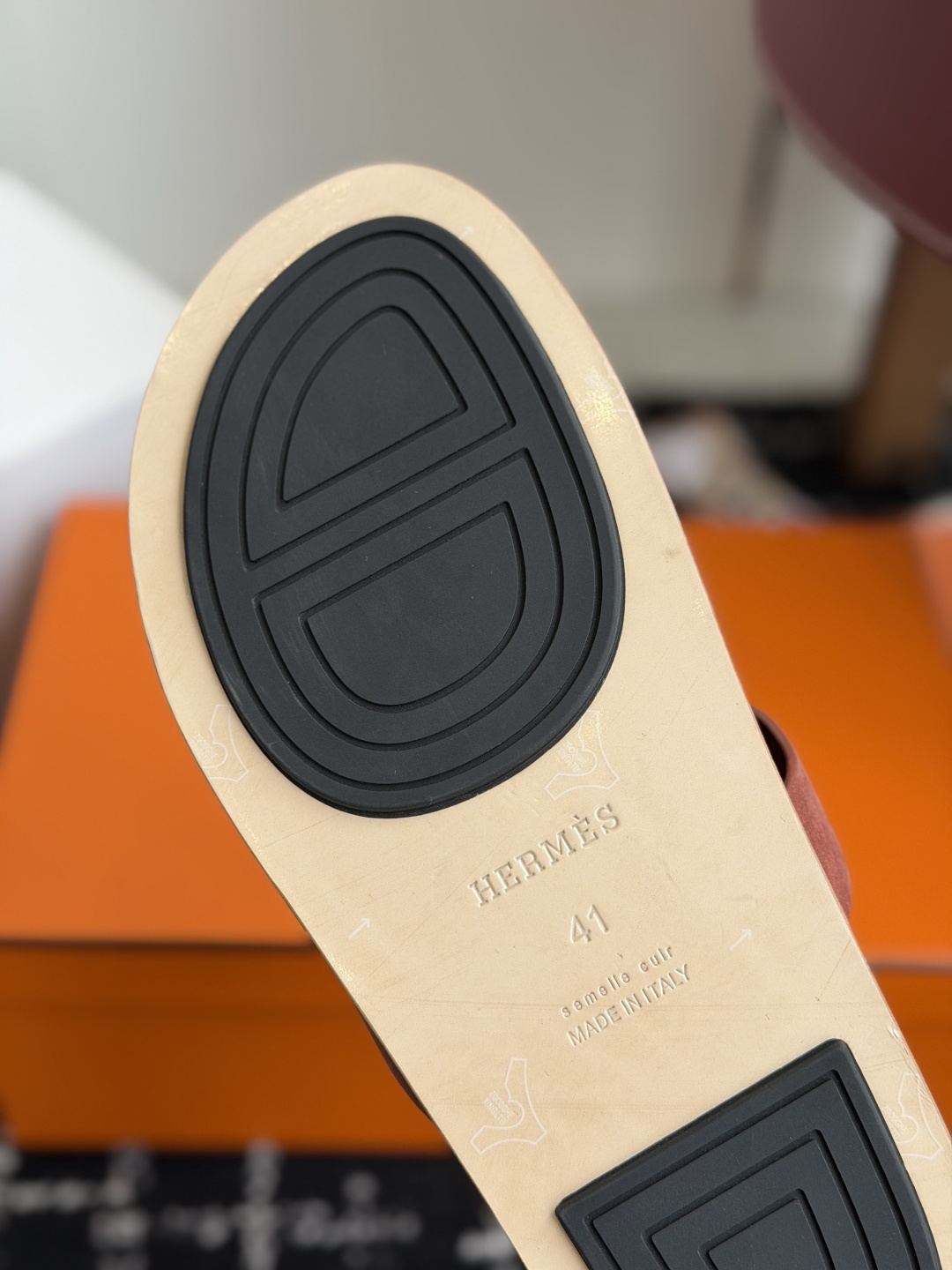 东莞代购级(情侣款)HERMES 爱马仕H拖 Chypre这双经典饰扣拖鞋在专柜是需要靠抢的,特别好搭! 东莞代购级(情侣款)HERMES 爱马仕H拖 Chypre这双经典饰扣拖鞋在专柜是需要靠抢的,特别好搭!