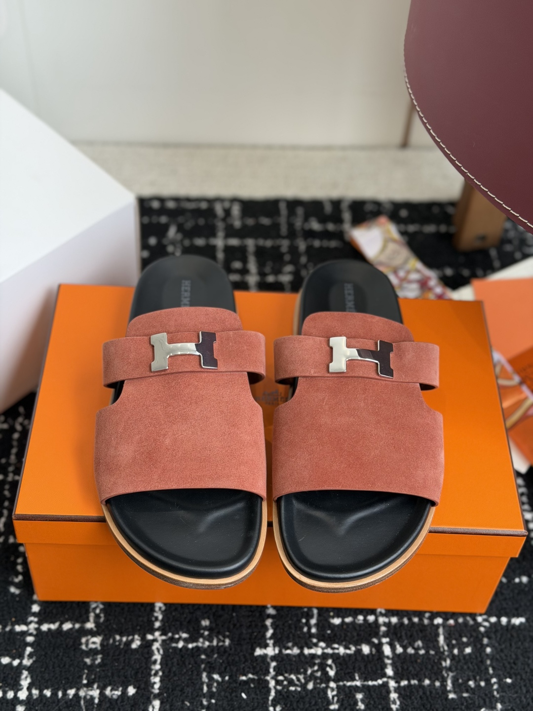 东莞代购级(情侣款）HERMES 爱马仕H拖 Chypre这双经典饰扣拖鞋在专柜是需要靠抢的，特别好搭！