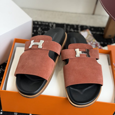 东莞代购级(情侣款)HERMES 爱马仕H拖 Chypre这双经典饰扣拖鞋在专柜是需要靠抢的,特别好搭! 东莞代购级(情侣款)HERMES 爱马仕H拖 Chypre这双经典饰扣拖鞋在专柜是需要靠抢的,特别好搭!