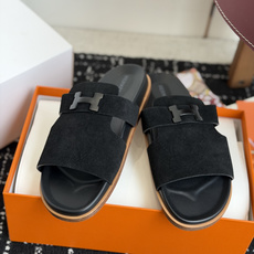 东莞代购级(情侣款)HERMES 爱马仕H拖 Chypre这双经典饰扣拖鞋在专柜是需要靠抢的,特别好搭! 东莞代购级(情侣款)HERMES 爱马仕H拖 Chypre这双经典饰扣拖鞋在专柜是需要靠抢的,特别好搭!
