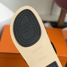 东莞代购级(情侣款)HERMES 爱马仕H拖 Chypre这双经典饰扣拖鞋在专柜是需要靠抢的,特别好搭! 东莞代购级(情侣款)HERMES 爱马仕H拖 Chypre这双经典饰扣拖鞋在专柜是需要靠抢的,特别好搭!
