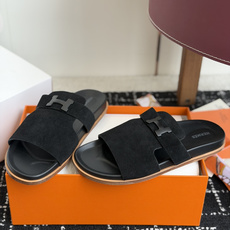 东莞代购级(情侣款)HERMES 爱马仕H拖 Chypre这双经典饰扣拖鞋在专柜是需要靠抢的,特别好搭! 东莞代购级(情侣款)HERMES 爱马仕H拖 Chypre这双经典饰扣拖鞋在专柜是需要靠抢的,特别好搭!
