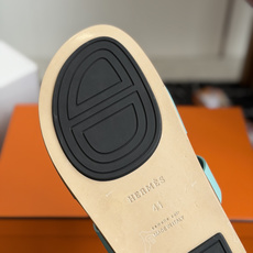 东莞代购级(情侣款)HERMES 爱马仕H拖 Chypre这双经典饰扣拖鞋在专柜是需要靠抢的,特别好搭! 东莞代购级(情侣款)HERMES 爱马仕H拖 Chypre这双经典饰扣拖鞋在专柜是需要靠抢的,特别好搭!