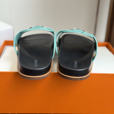 东莞代购级(情侣款)HERMES 爱马仕H拖 Chypre这双经典饰扣拖鞋在专柜是需要靠抢的,特别好搭! 东莞代购级(情侣款)HERMES 爱马仕H拖 Chypre这双经典饰扣拖鞋在专柜是需要靠抢的,特别好搭!