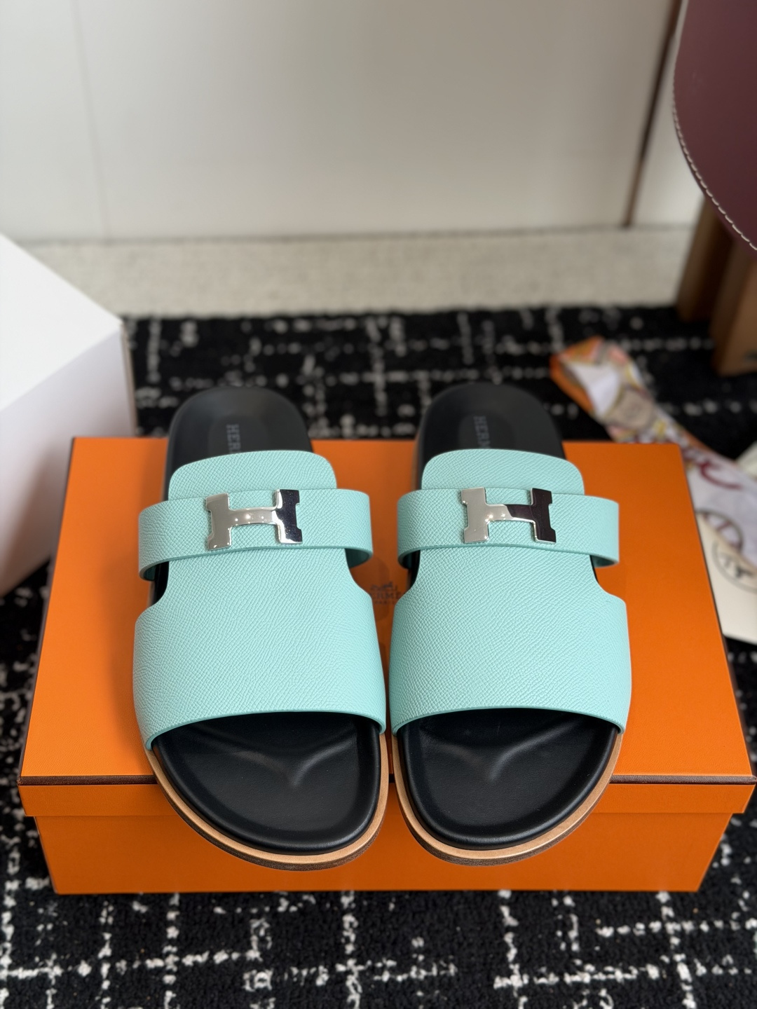 东莞代购级(情侣款）HERMES 爱马仕H拖 Chypre这双经典饰扣拖鞋在专柜是需要靠抢的，特别好搭！